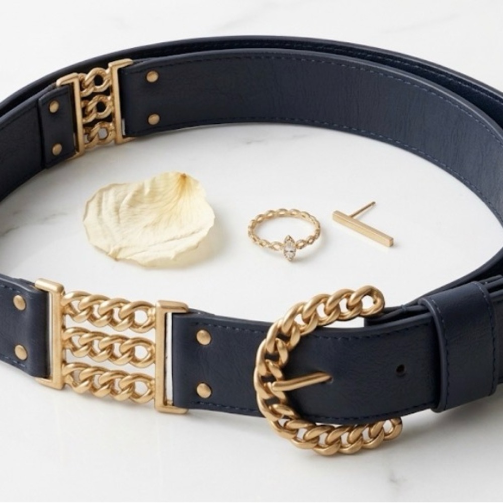 Vintage women’s dark blue leather gold chunky link metal big buckle 80’s